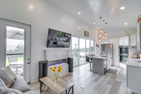 Hot Tub & Views: 'Sunset Valley Retreat' in Eureka House in Idaho