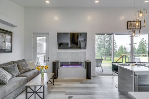 Hot Tub & Views: 'Sunset Valley Retreat' in Eureka House in Idaho