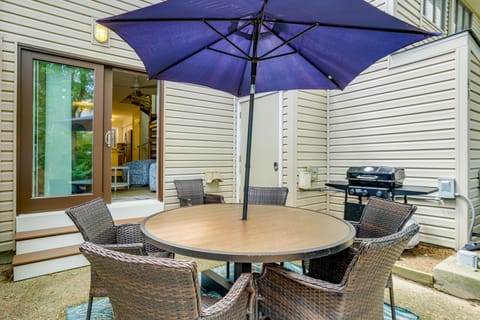 Walk to Shore & Boardwalk: Bethany Beach Retreat Apartment in Bethany Beach