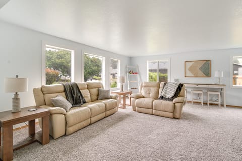 'The Crab Shack' Westport Home Half-Mi to Beach! House in Westport