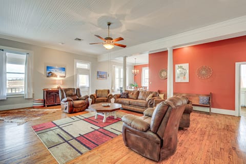 'The Loft' - Historic Dtwn Hondo Apt w/ Balcony Apartment in Rio Grande