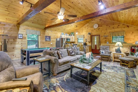 Cabin w/ Private Hot Tub ~ 7 Mi to Pigeon Forge! House in Pigeon Forge