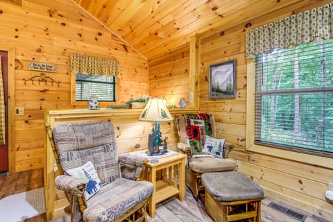 Cabin w/ Private Hot Tub ~ 7 Mi to Pigeon Forge! House in Pigeon Forge