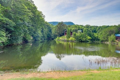 Cabin w/ Private Hot Tub ~ 7 Mi to Pigeon Forge! House in Pigeon Forge