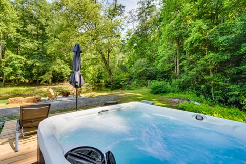 'The Cabin at Dukes Creek' w/ Fire Pit & Hot Tub! House in White County