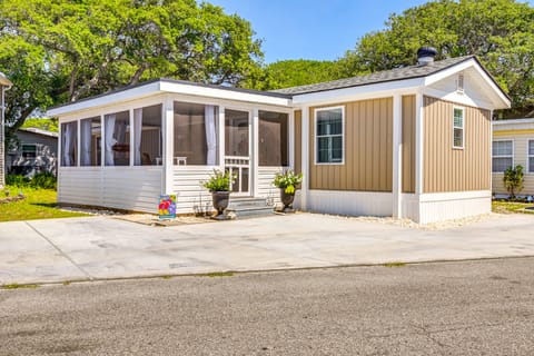 Walk to Ocean: Myrtle Beach Home w/ Screened Porch House in Garden City