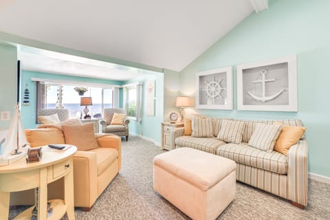 Private Dock, Fire Pit & Houghton Lake Views! Cottage in Houghton Lake