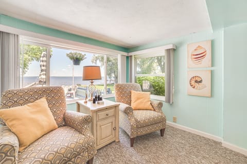 Private Dock, Fire Pit & Houghton Lake Views! Cottage in Houghton Lake