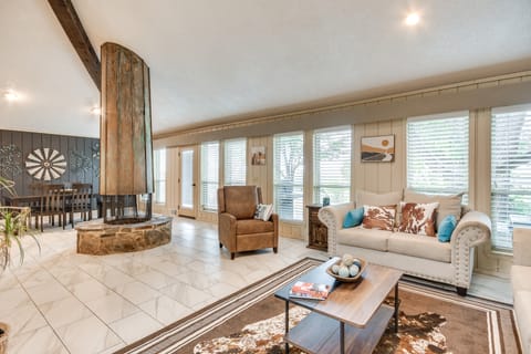 Remote Texas Retreat: Hot Tub, Deck, Grill! House in Oklahoma