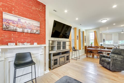 Modern Pittsburgh Home w/ Rooftop Deck & Backyard House in Pittsburgh