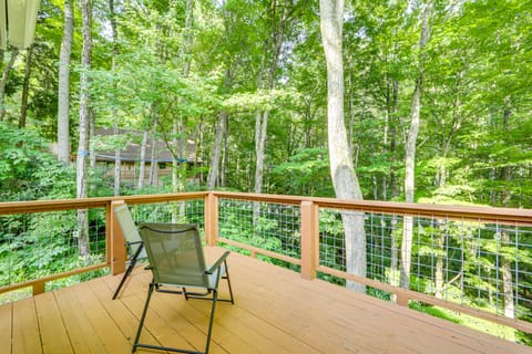Creek View + Hot Tub: Woodsy Maggie Valley Cottage Cottage in Maggie Valley