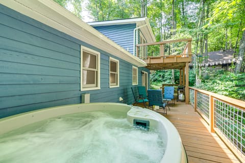 Creek View + Hot Tub: Woodsy Maggie Valley Cottage Cottage in Maggie Valley