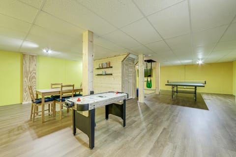 Creek View + Hot Tub: Woodsy Maggie Valley Cottage Cottage in Maggie Valley