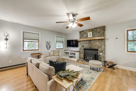 Creek View + Hot Tub: Woodsy Maggie Valley Cottage Cottage in Maggie Valley