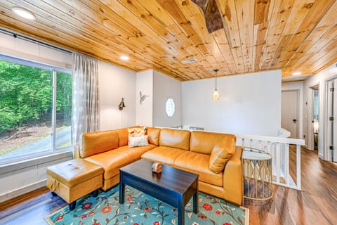 Renovated Franklin Home w/ Mountain-View Deck! House in Franklin