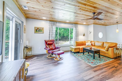 Renovated Franklin Home w/ Mountain-View Deck! House in Franklin