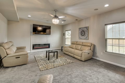 Fenced Yard & Patio! 2,400-Sq-Ft Chesapeake Home House in Chesapeake