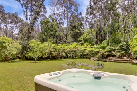 Rainforest Stay w/ Hot Tub < 3 Mi to Nat'l Park! House in Volcano