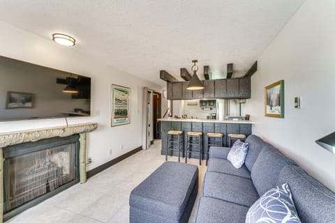 Angel Fire Mountain Condo: Steps to Ski Resort! Apartment in Angel Fire