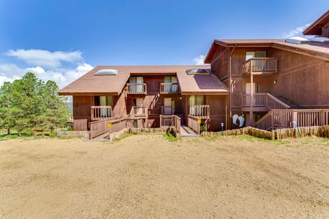 Angel Fire Mountain Condo: Steps to Ski Resort! Apartment in Angel Fire