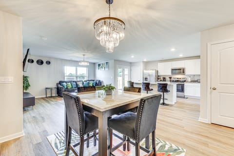 Mod Triana Home 7 Mi to Huntsville Int'l Airport House in Huntsville