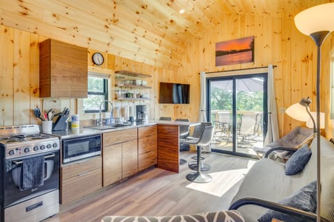 Deck & Grill: Lake of the Ozarks Cabin in Warsaw House in Lake of the Ozarks