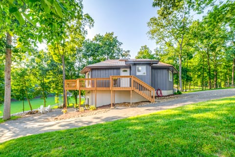 Dock & Deck at Kentucky Lake Family Retreat! House in Lake Barkley