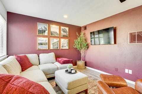 Convenient Bryan Townhome w/ Patio < 3 Mi to A&M! Apartment in College Station