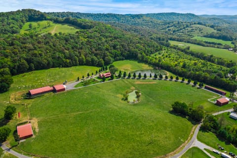 Rustic Retreat in Hickman on 160 Acres w/ Views! House in Tennessee