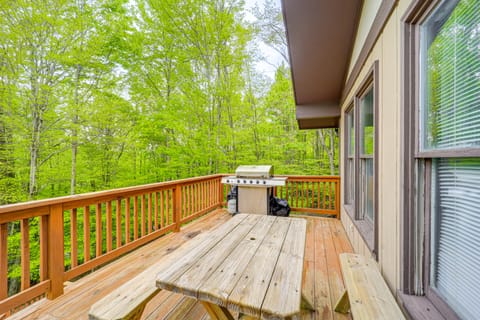 Hike, Ski & Unwind: Woodsy Beech Mountain Retreat House in Beech Mountain