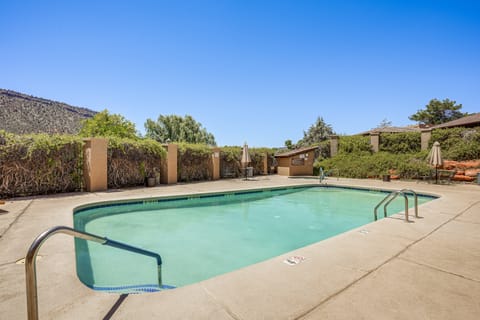 Sedona Condo on Golf Course w/ Pool Access! Apartment in Village of Oak Creek