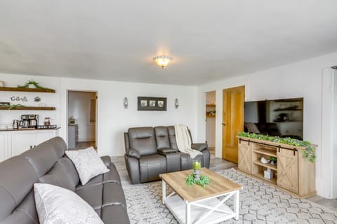 Ohio Farmhouse Retreat w/ Fire Pit & Patio House in Ohio