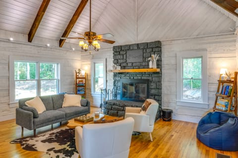 ~ 10 Mi to Downtown: Murfreesboro Area Cabin House in Tennessee