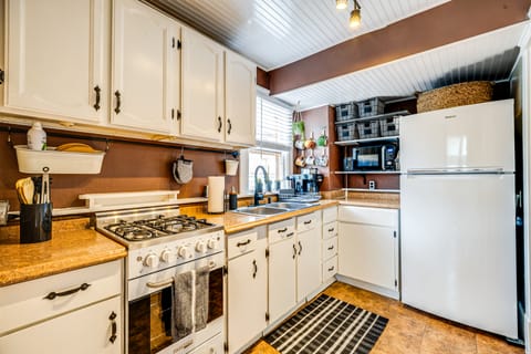 Deck & Fire Pit: Manitou Mountain Retreat Apartment in Manitou Springs