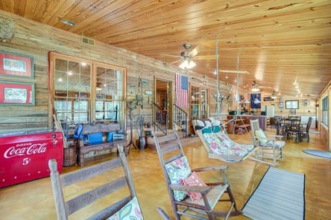 Pet-Friendly Ehrhardt Home w/ Private Pond & Yard! House in South Carolina