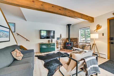 Roscommon Chalet w/ Hot Tub Near Higgins Lake! House in Michigan