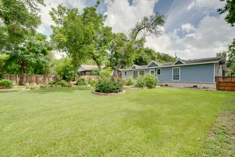 6 Mi to Dtwn: Austin Home w/ 2 Patios & Grill House in Austin