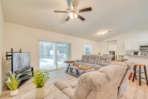 Near State Parks! Crystal River Home w/ Hot Tub House in Florida