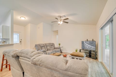 Near State Parks! Crystal River Home w/ Hot Tub House in Florida