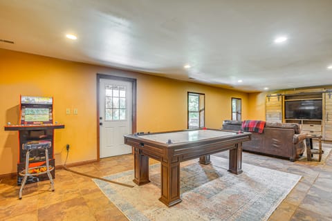 Quiet Family Cabin in Hamden: Hot Tub + Game Room! House in Ohio