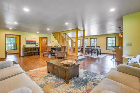 Quiet Family Cabin in Hamden: Hot Tub + Game Room! House in Ohio