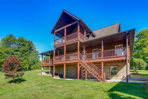 Quiet Family Cabin in Hamden: Hot Tub + Game Room! House in Ohio