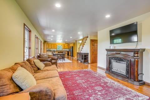 Quiet Family Cabin in Hamden: Hot Tub + Game Room! House in Ohio