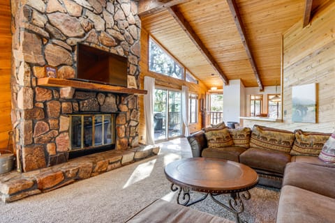 Hot Tub & Game Room: Spacious Big Bear Lake Cabin House in Big Bear