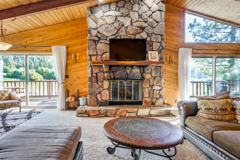 Hot Tub & Game Room: Spacious Big Bear Lake Cabin House in Big Bear