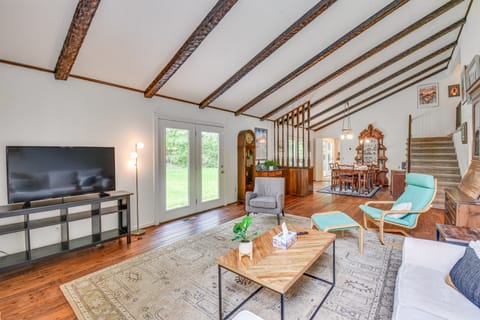 Spacious Home w/ Porch, 4 Mi to Downtown Clemson! House in Pickens County