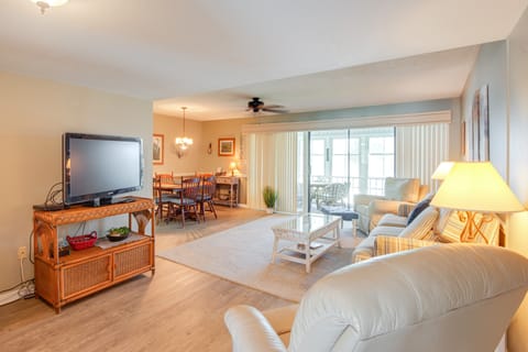 Pool Access & Lanai: Riverfront Welaka Condo! Apartment in Florida