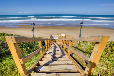 Comfortable Lincoln City Condo w/ Patio & Views! Apartment in Lincoln Beach