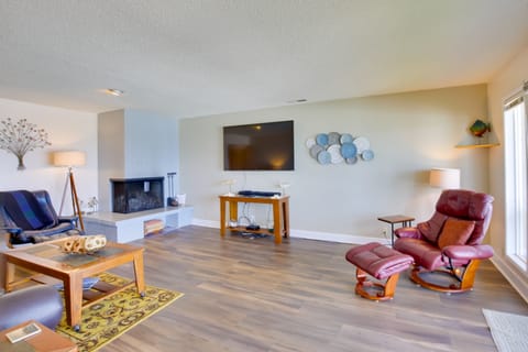 Comfortable Lincoln City Condo w/ Patio & Views! Apartment in Lincoln Beach