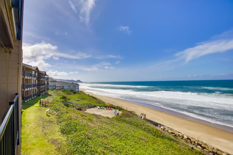 Comfortable Lincoln City Condo w/ Patio & Views! Apartment in Lincoln Beach